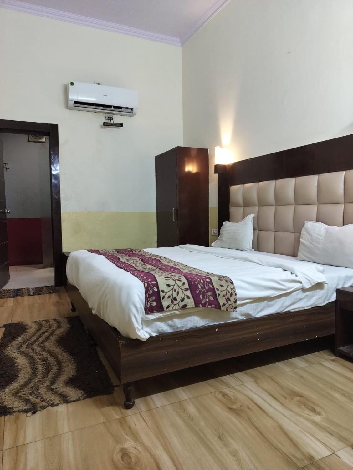 Hotel Whitehouse Ac Family Room Agra  Exterior foto